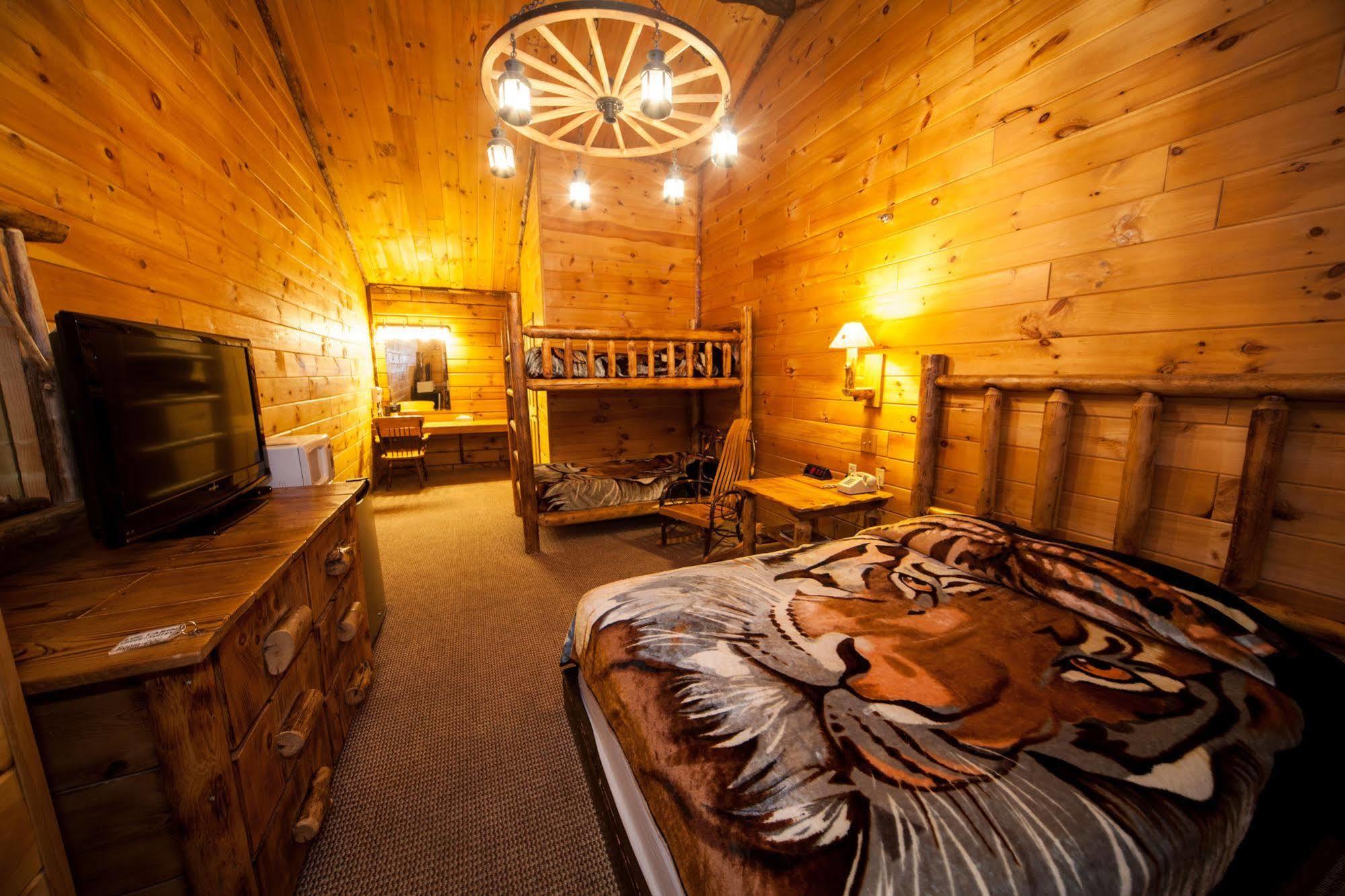 Log Cabin Lodge & Suites Jones Mills Esterno foto